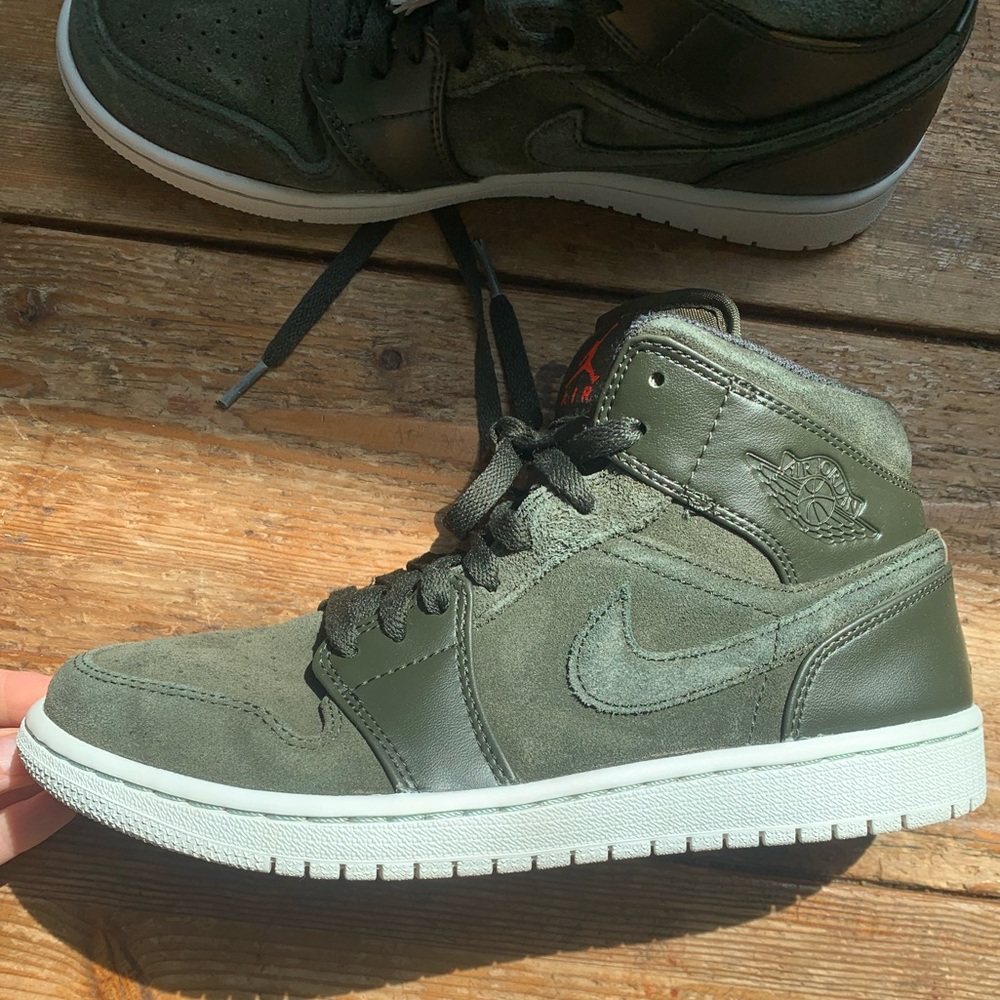 Jordan 1 Retro Sequoia Max Orange